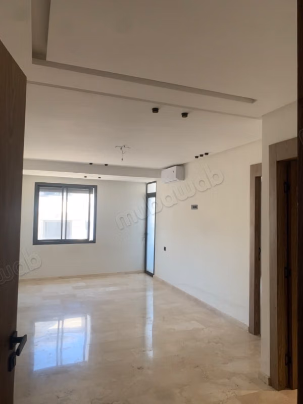 Location d'un appartement à Wifak. 
3 grandes pièces. 
Cuisine entièrement équipée