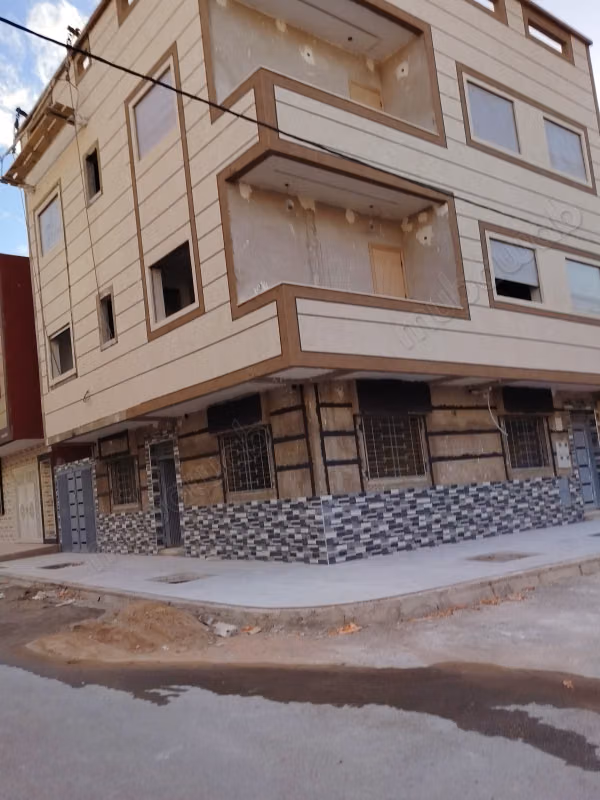 Appartement à vendre à Hay fath. 
3 chambres agréables. 
Système de parabole et résidence sécurisée
