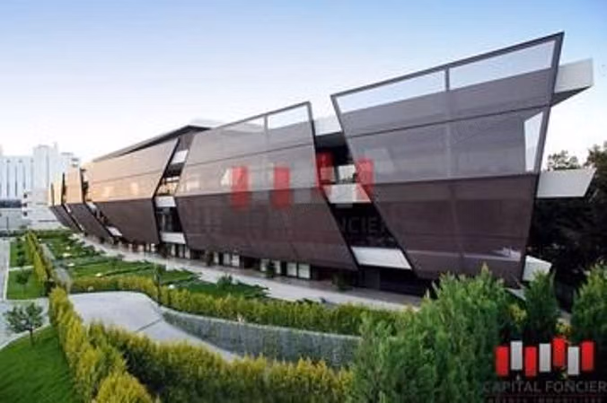 Villa commerciale de 945 m2 en plein Driss Slaoui 
a la vente