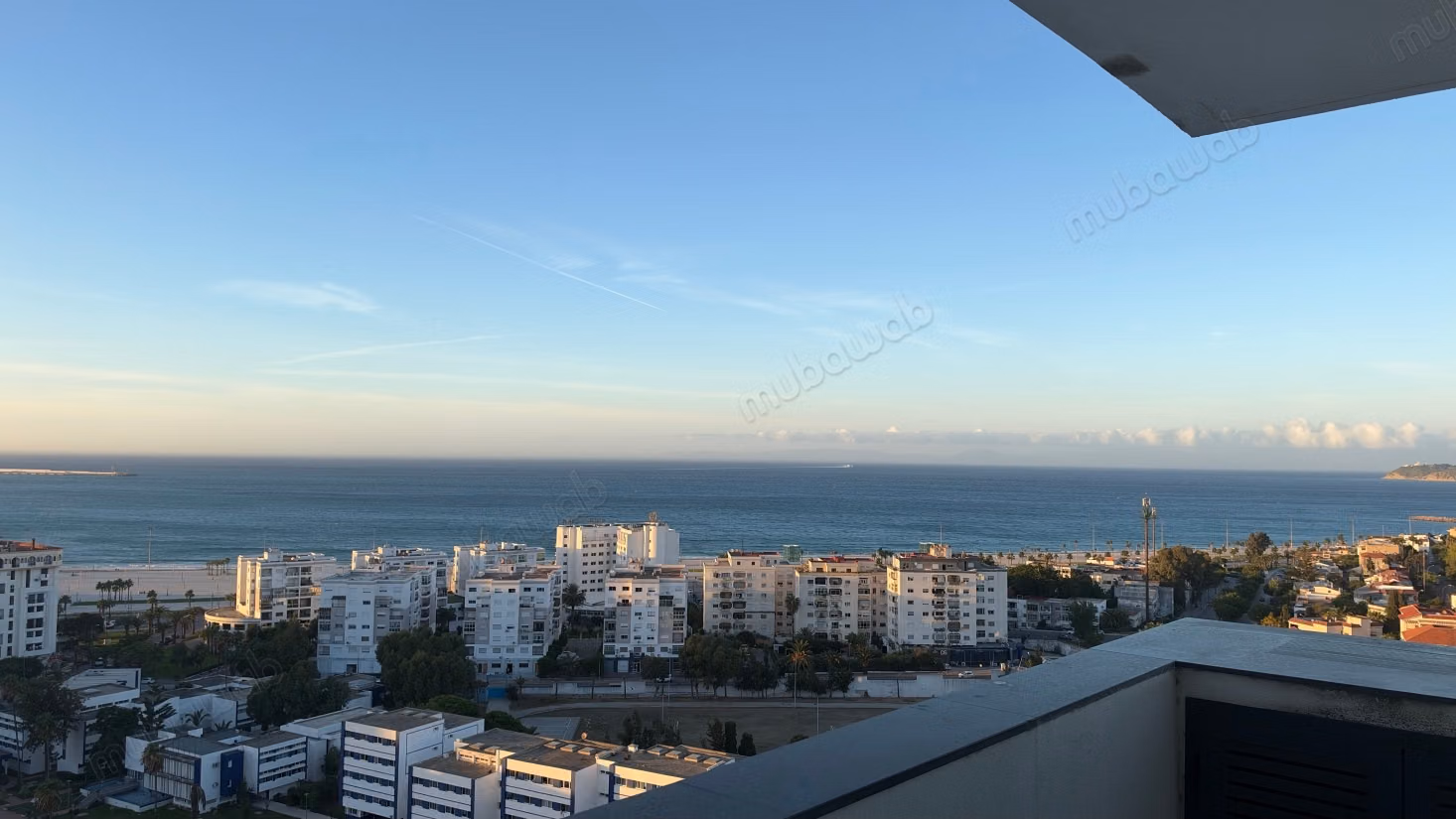 A Louer: DUPLEX vide avec une vue imprenable sur mer et piscine