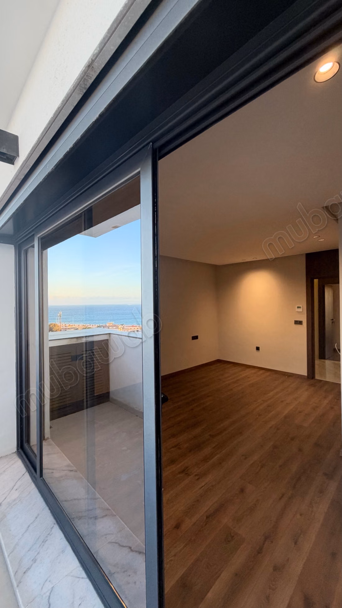 A Louer: DUPLEX vide avec une vue imprenable sur mer et piscine