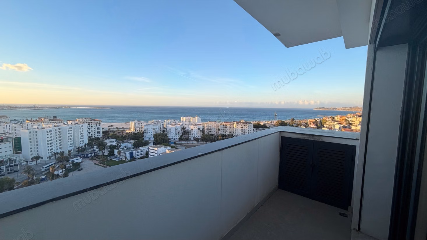 A Louer: DUPLEX vide avec une vue imprenable sur mer et piscine