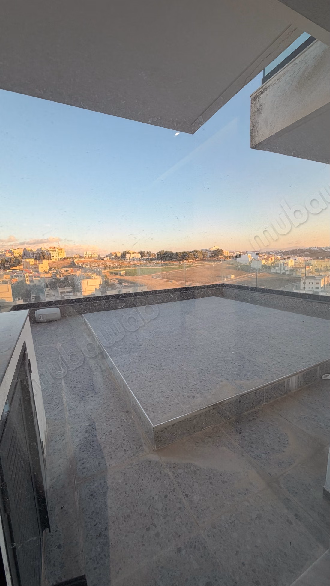 A Louer: DUPLEX vide avec une vue imprenable sur mer et piscine