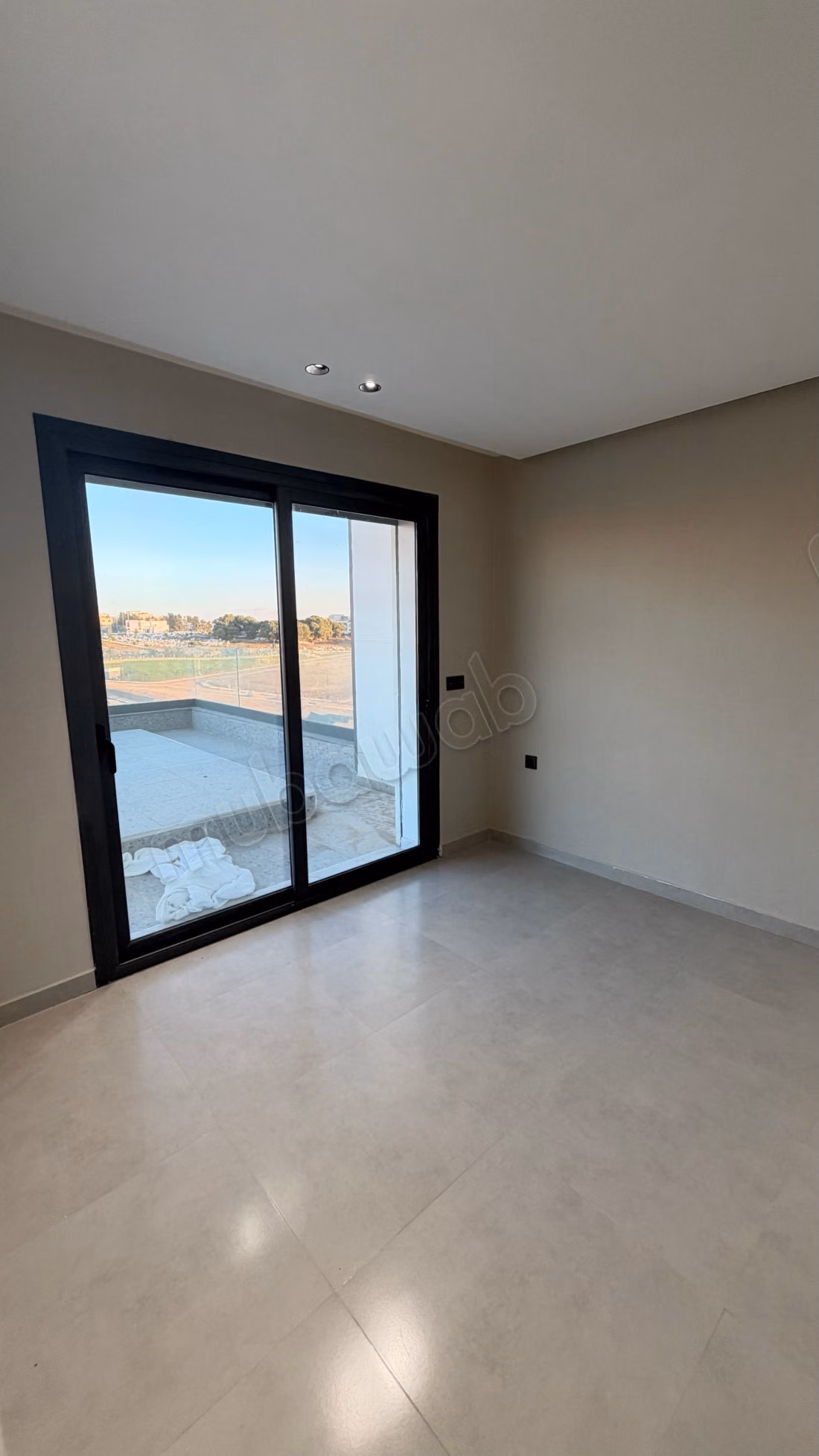 A Louer: DUPLEX vide avec une vue imprenable sur mer et piscine