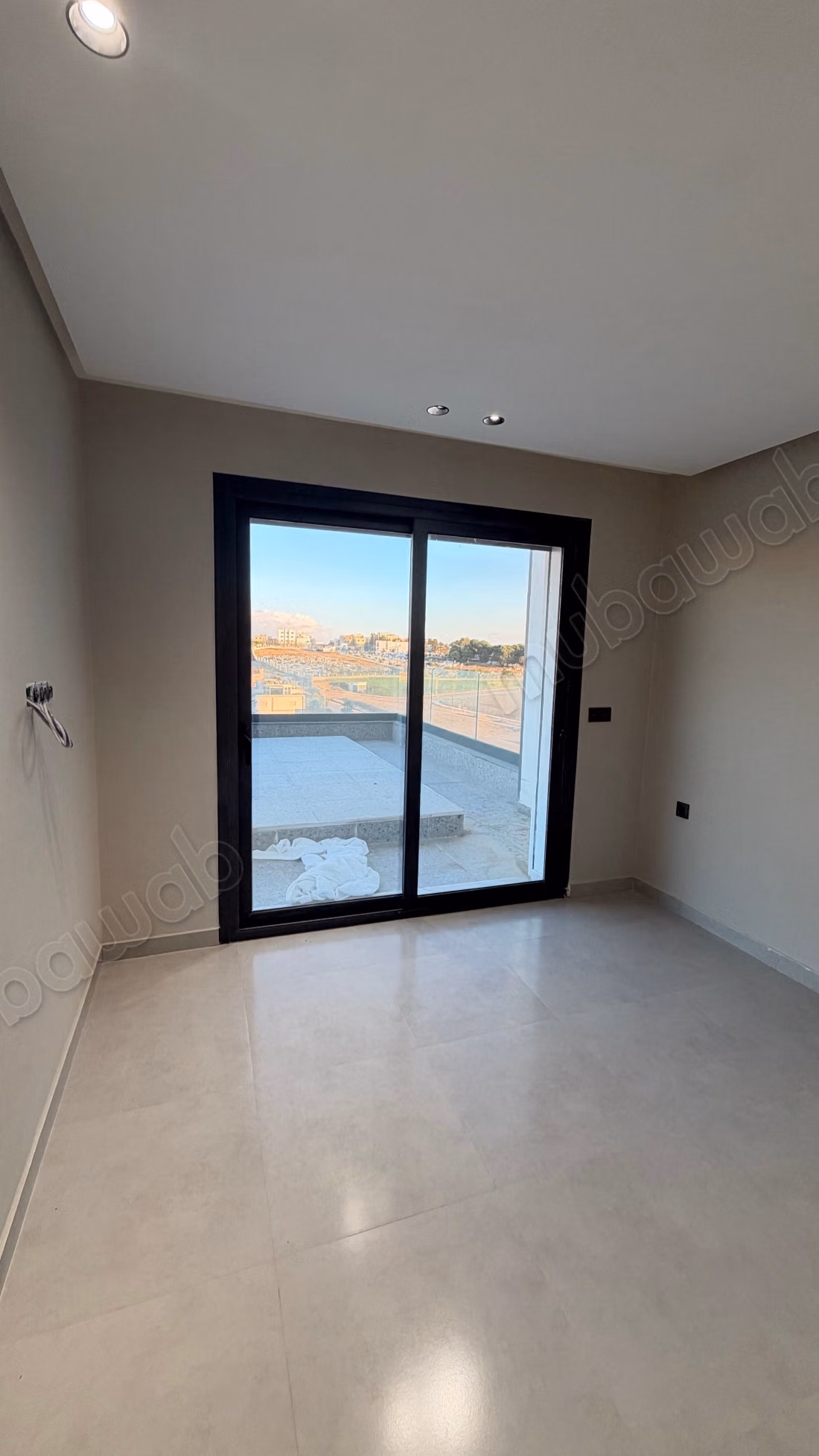 A Louer: DUPLEX vide avec une vue imprenable sur mer et piscine
