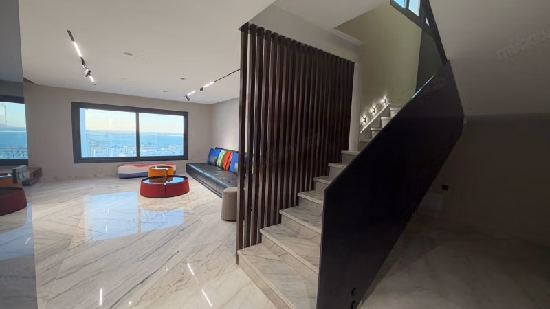 A Louer: DUPLEX vide avec une vue imprenable sur mer et piscine
