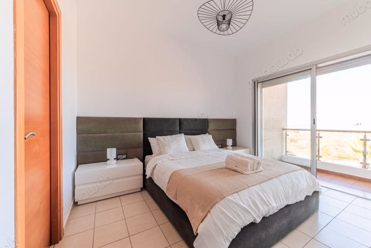 Appartement en location à Plage Oued Cherrat. 
Surface totale 90 m². 
Résidence avec piscine