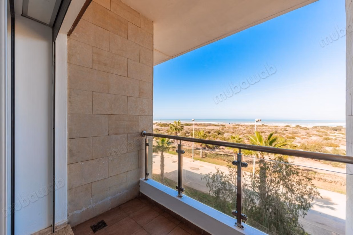 Appartement en location à Plage Oued Cherrat. 
Surface totale 90 m². 
Résidence avec piscine