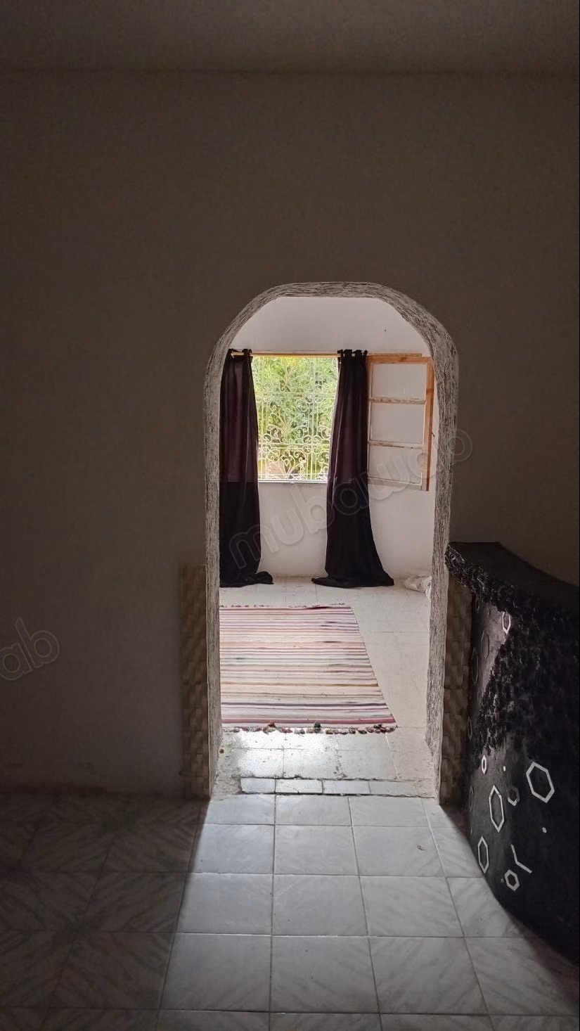 Maison à la vente à El Agba.
Surface de 175 m².
Espace vert