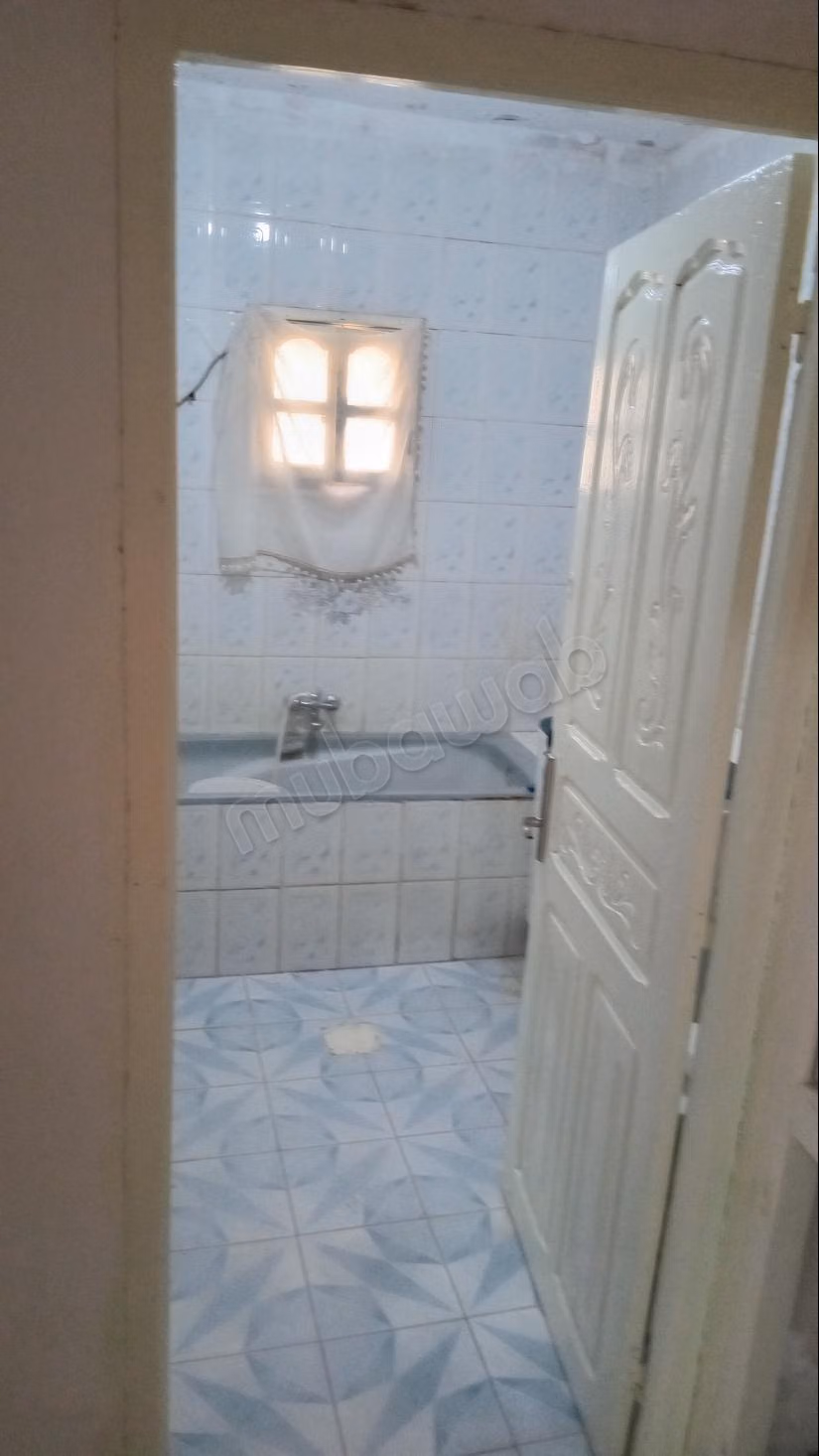 Maison à la vente à El Agba.
Surface de 175 m².
Espace vert