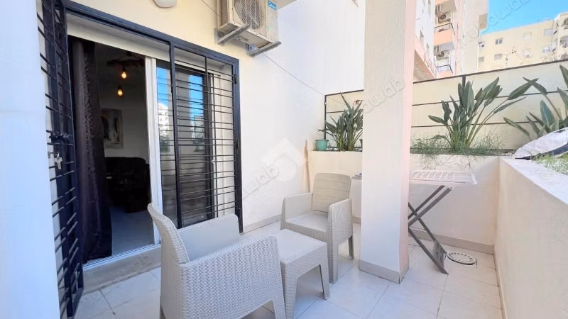 S1 meublé avec terrasse à cité les palmeraies