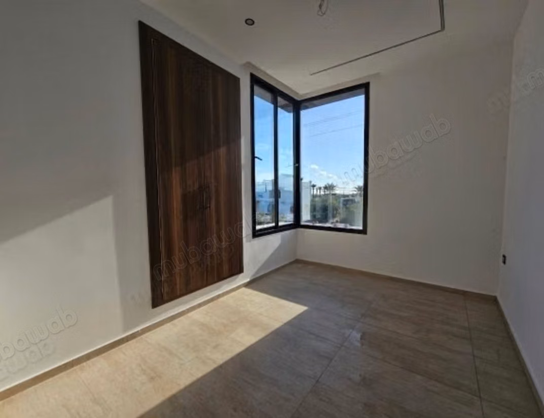 Villa di alta classe in vendita ad Aghir. Superficie totale 210 m². Piscina e aria condizionata