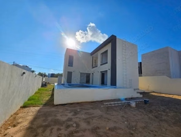 Villa de haut standing à vendre à Aghir. Surface totale 210 m². Piscine et air conditionné