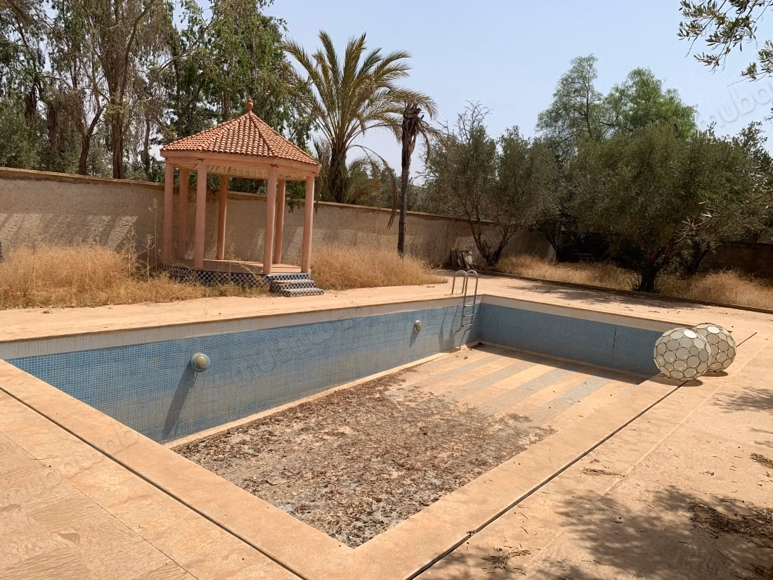 Villa sur Terrain Titré de 5 000 m² 
ROUTE FES