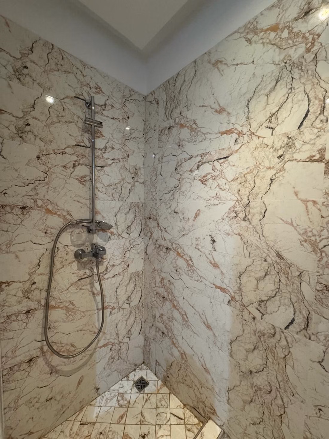 Appartement te huur op Boulevard Med 6. 3 grote kamers. Gemeubileerd