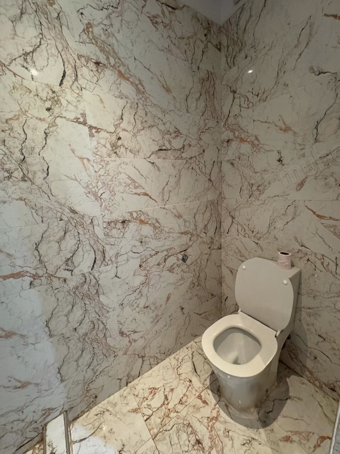 Appartement te huur op Boulevard Med 6. 3 grote kamers. Gemeubileerd