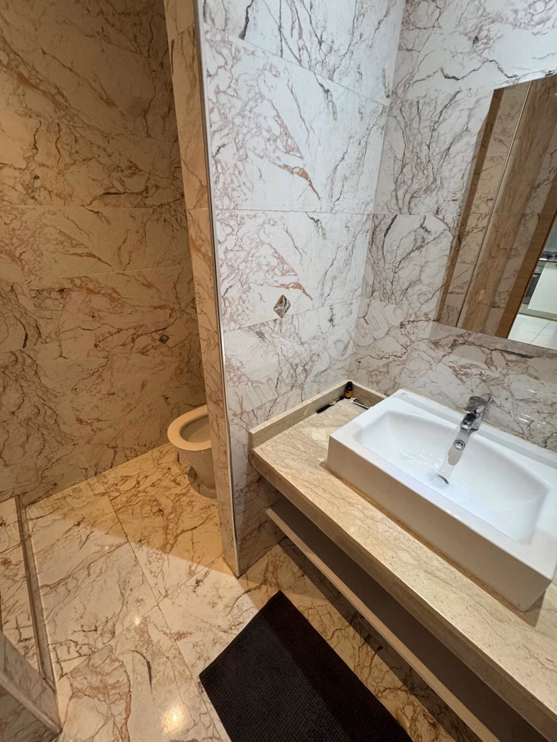 Appartement te huur op Boulevard Med 6. 3 grote kamers. Gemeubileerd