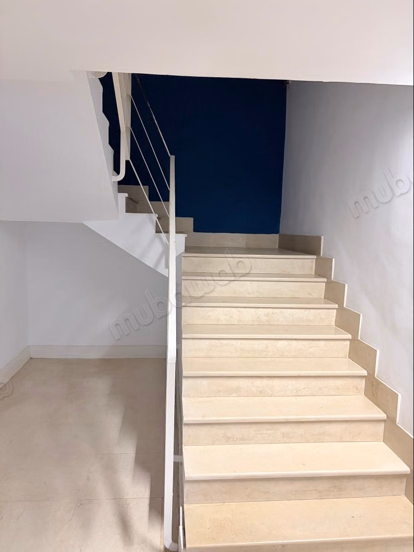 Bellissimi uffici in affitto a Cité des Jardins. Superficie 1000 m². Riscaldamento centralizzato e porta blindata