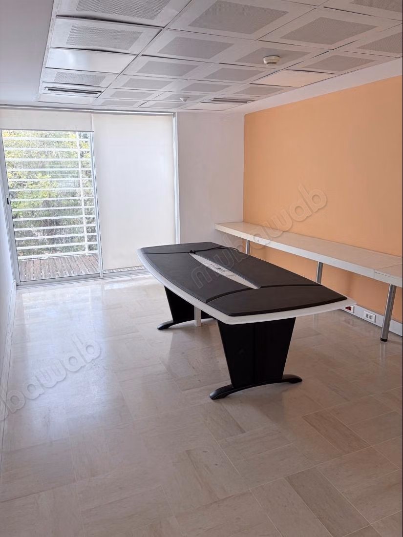 Bellissimi uffici in affitto a Cité des Jardins. Superficie 1000 m². Riscaldamento centralizzato e porta blindata
