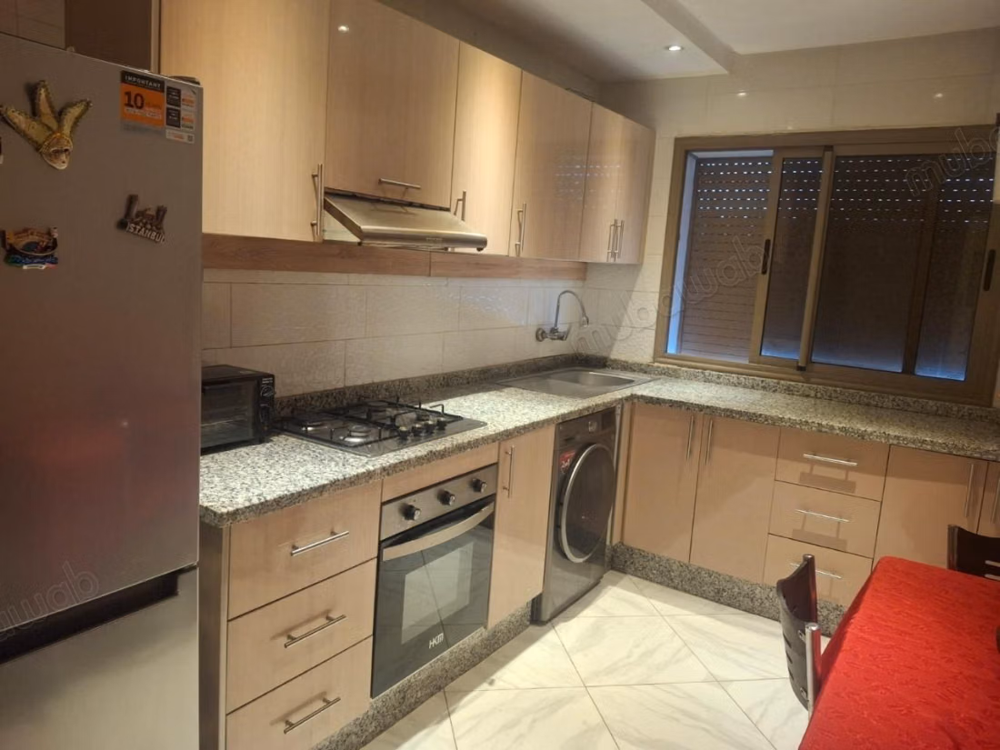 Vend appartement à La Ville Haute. 
2 chambres agréables. 
Avec garage et ascenseur