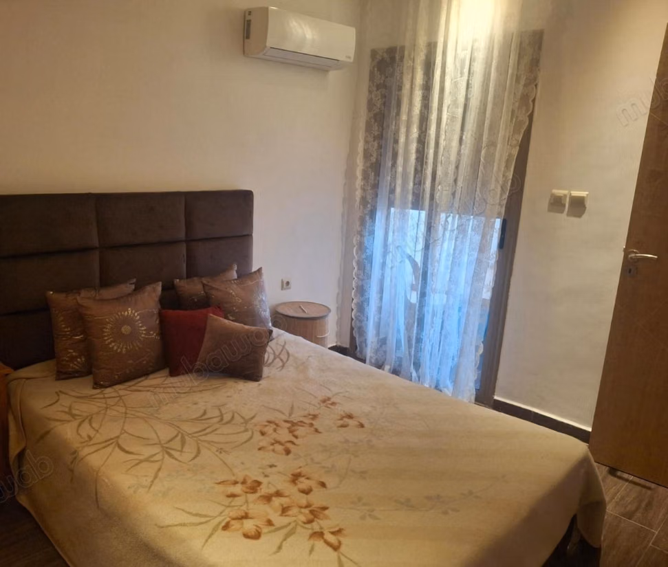 Vend appartement à La Ville Haute. 
2 chambres agréables. 
Avec garage et ascenseur