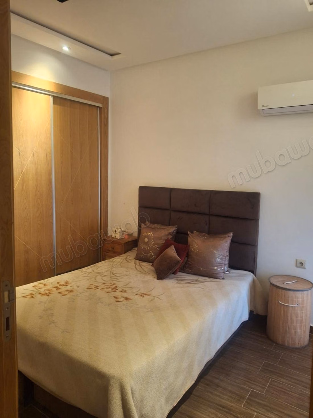 Vend appartement à La Ville Haute. 
2 chambres agréables. 
Avec garage et ascenseur