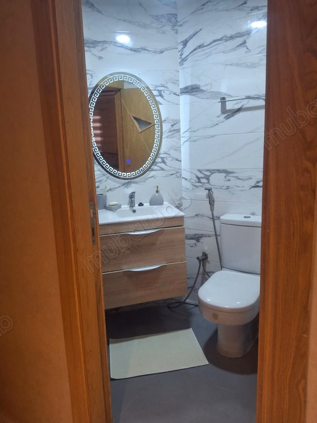 Vend appartement à La Ville Haute. 
2 chambres agréables. 
Avec garage et ascenseur