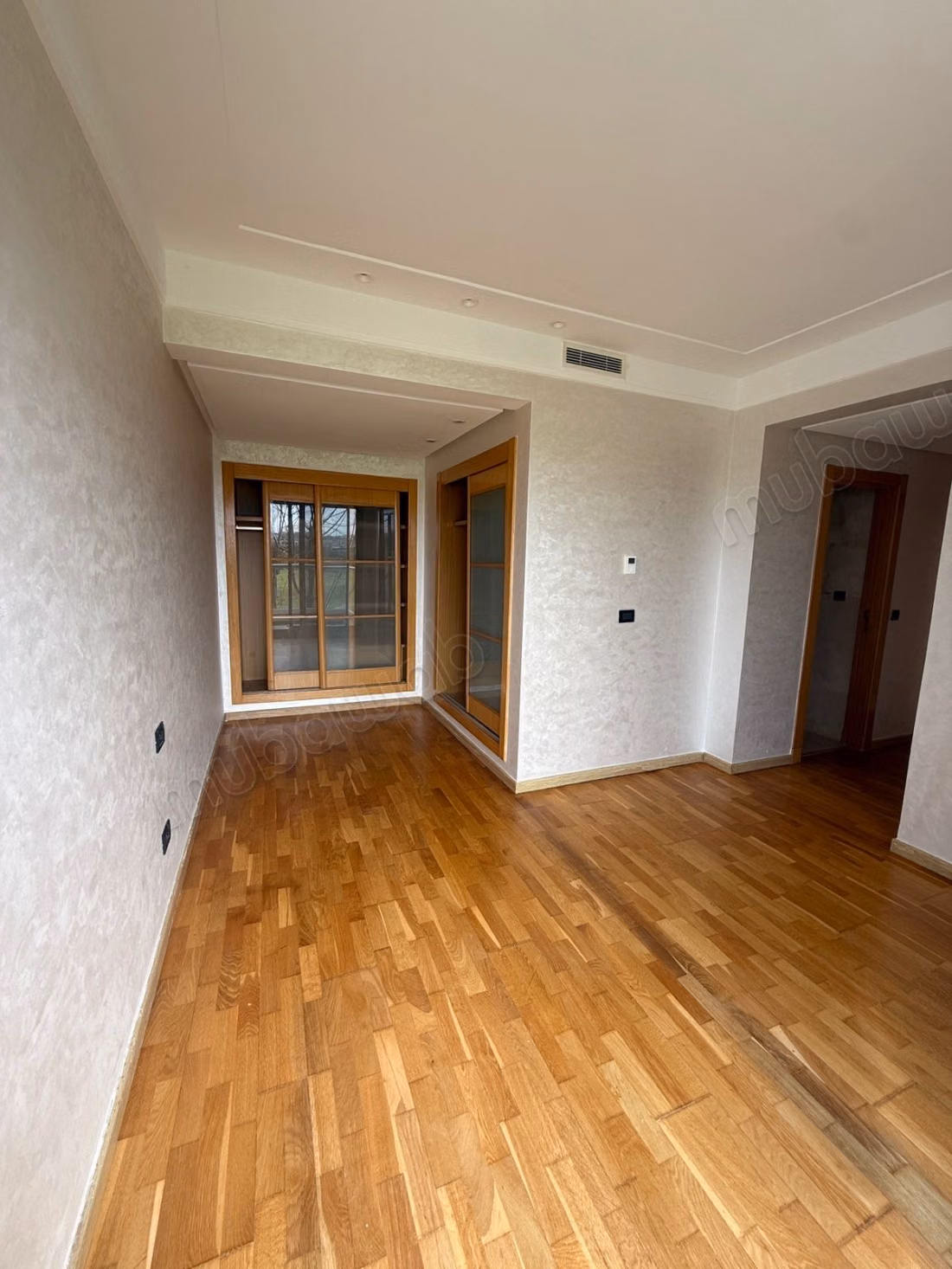 Appartement à louer à Ville Verte. 
3 belles chambres. 
Double vitrage et chauffage central