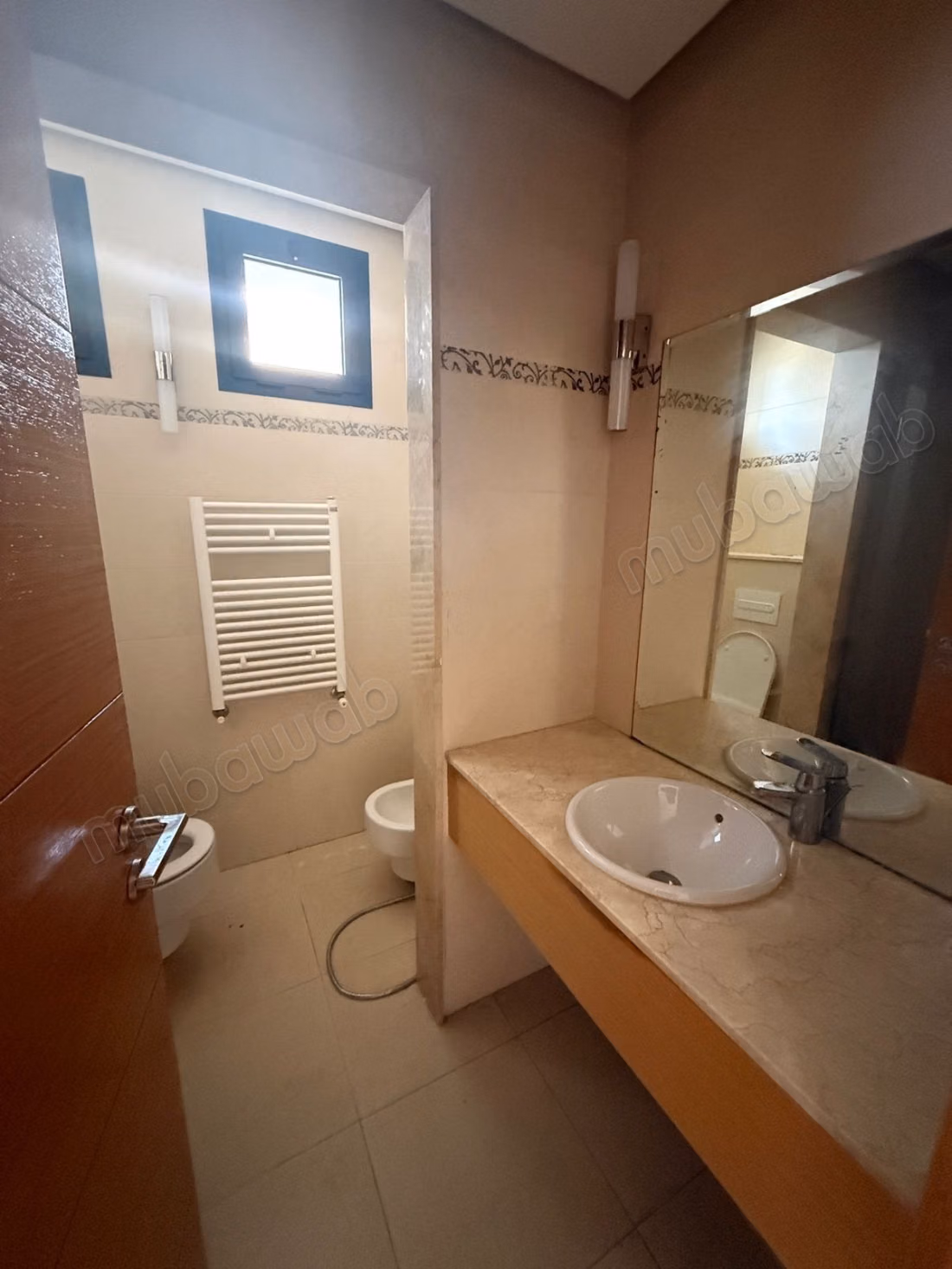 Appartement à louer à Ville Verte. 
3 belles chambres. 
Double vitrage et chauffage central