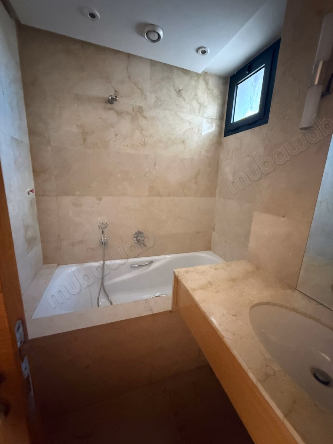 Appartement à louer à Ville Verte. 
3 belles chambres. 
Double vitrage et chauffage central