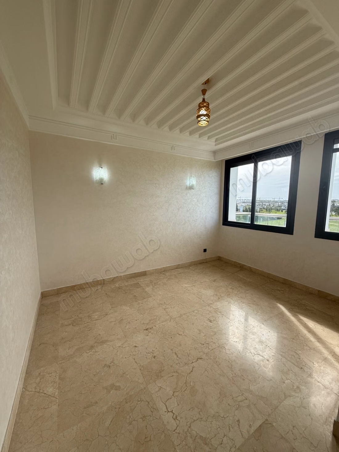 Appartement à louer à Ville Verte. 
3 belles chambres. 
Double vitrage et chauffage central