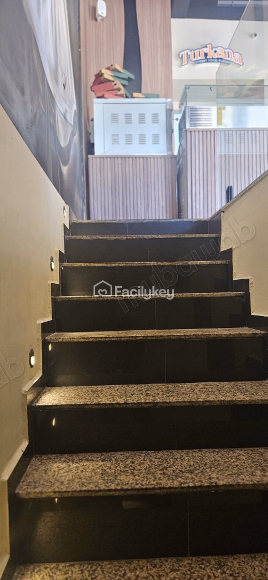 Local commercial de 230 m² à Casablanca