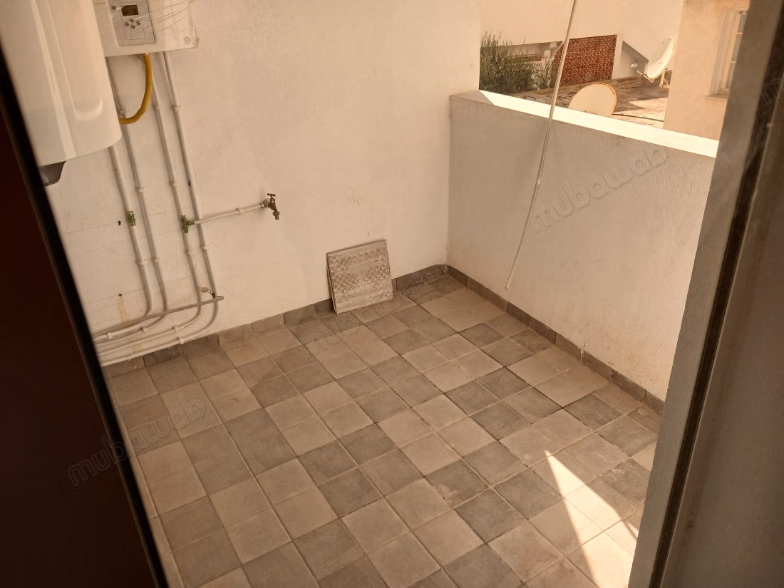 Appartement à louer à Hammam Chatt. Surface totale 170 m². Porte sécurisée et chauffage central