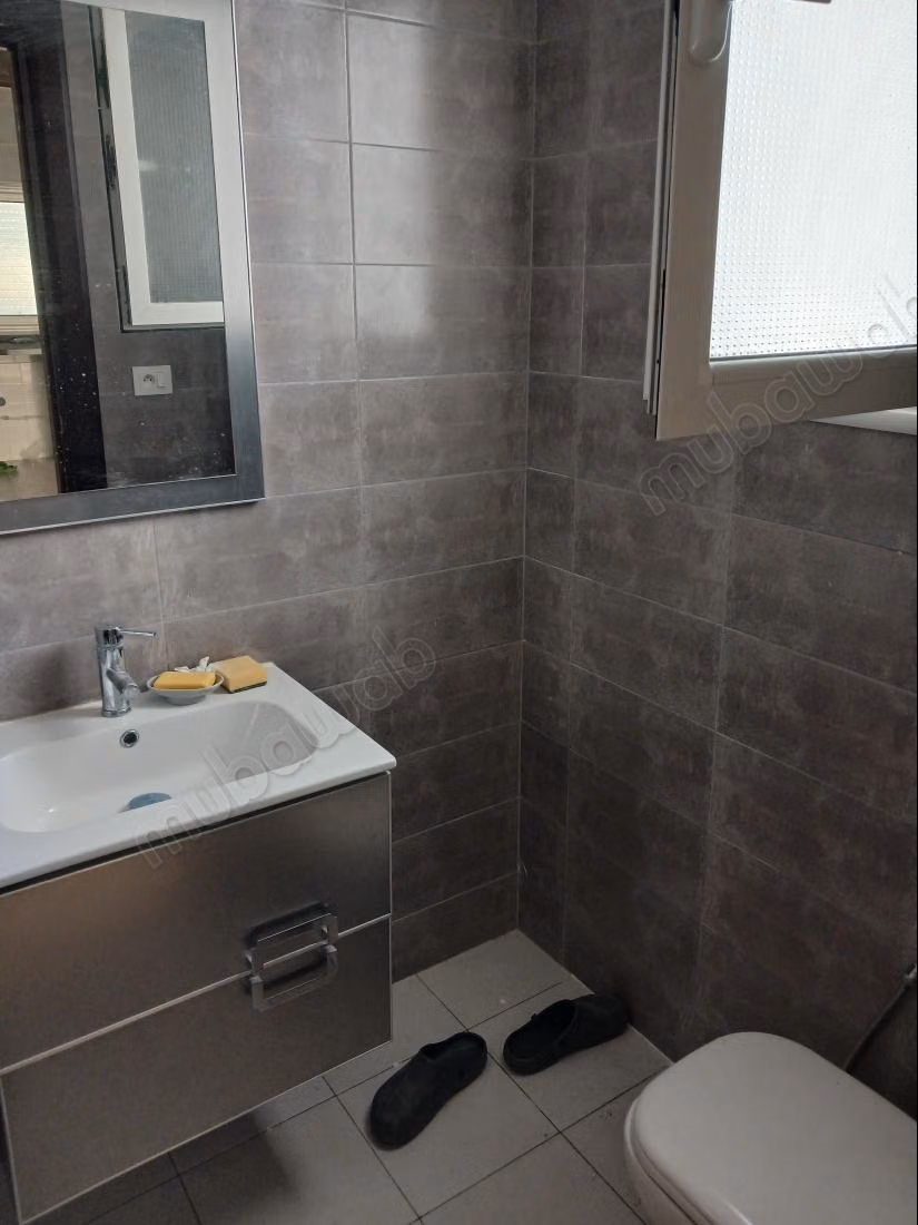 Appartement à louer à Hammam Chatt. Surface totale 170 m². Porte sécurisée et chauffage central