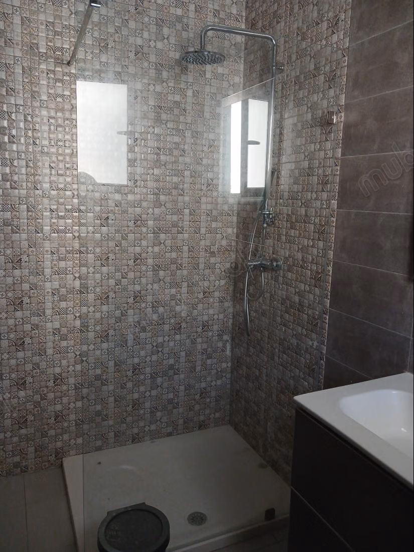 Appartement à louer à Hammam Chatt. Surface totale 170 m². Porte sécurisée et chauffage central