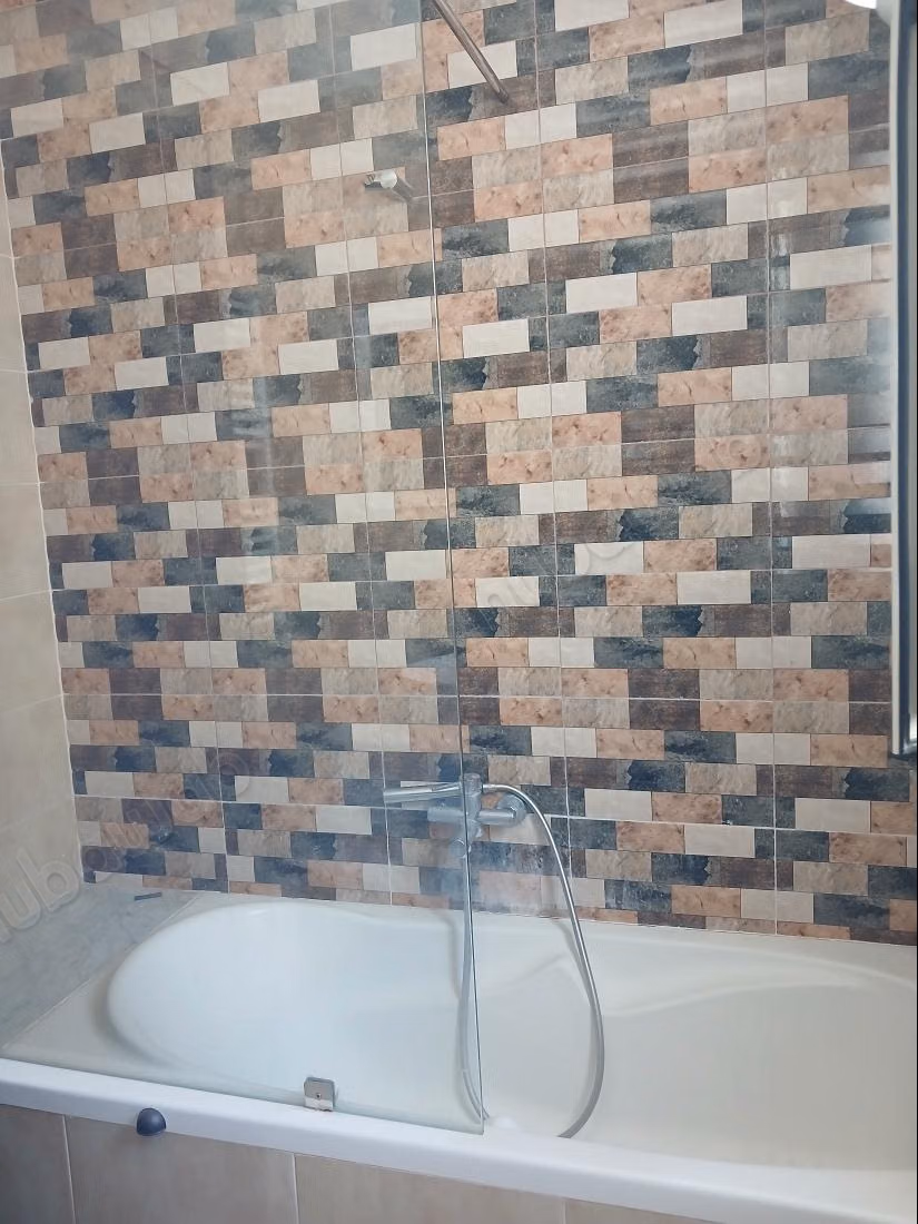 Appartement à louer à Hammam Chatt. Surface totale 170 m². Porte sécurisée et chauffage central