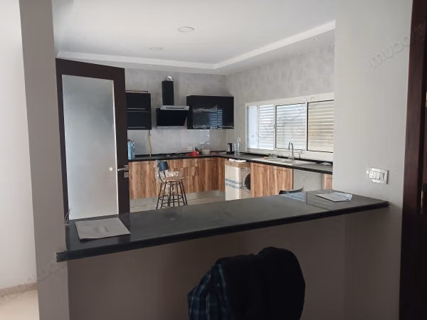 Appartement à louer à Hammam Chatt. Surface totale 170 m². Porte sécurisée et chauffage central