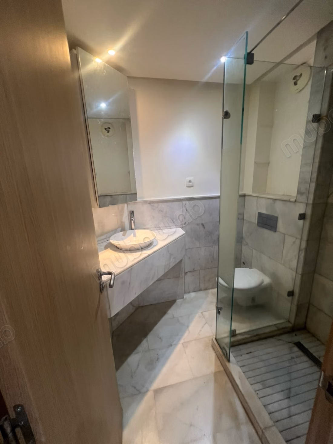 Superbe appartement à louer à Dar Bouazza. 
Superficie 114 m². 
Avec ascenseur et terrasse