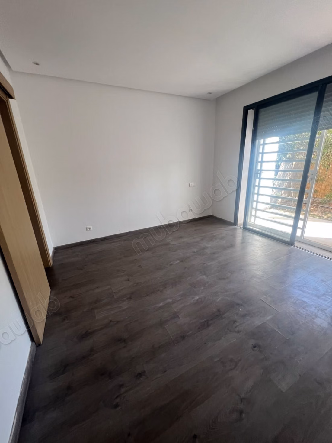 Superbe appartement à louer à Dar Bouazza. 
Superficie 114 m². 
Avec ascenseur et terrasse