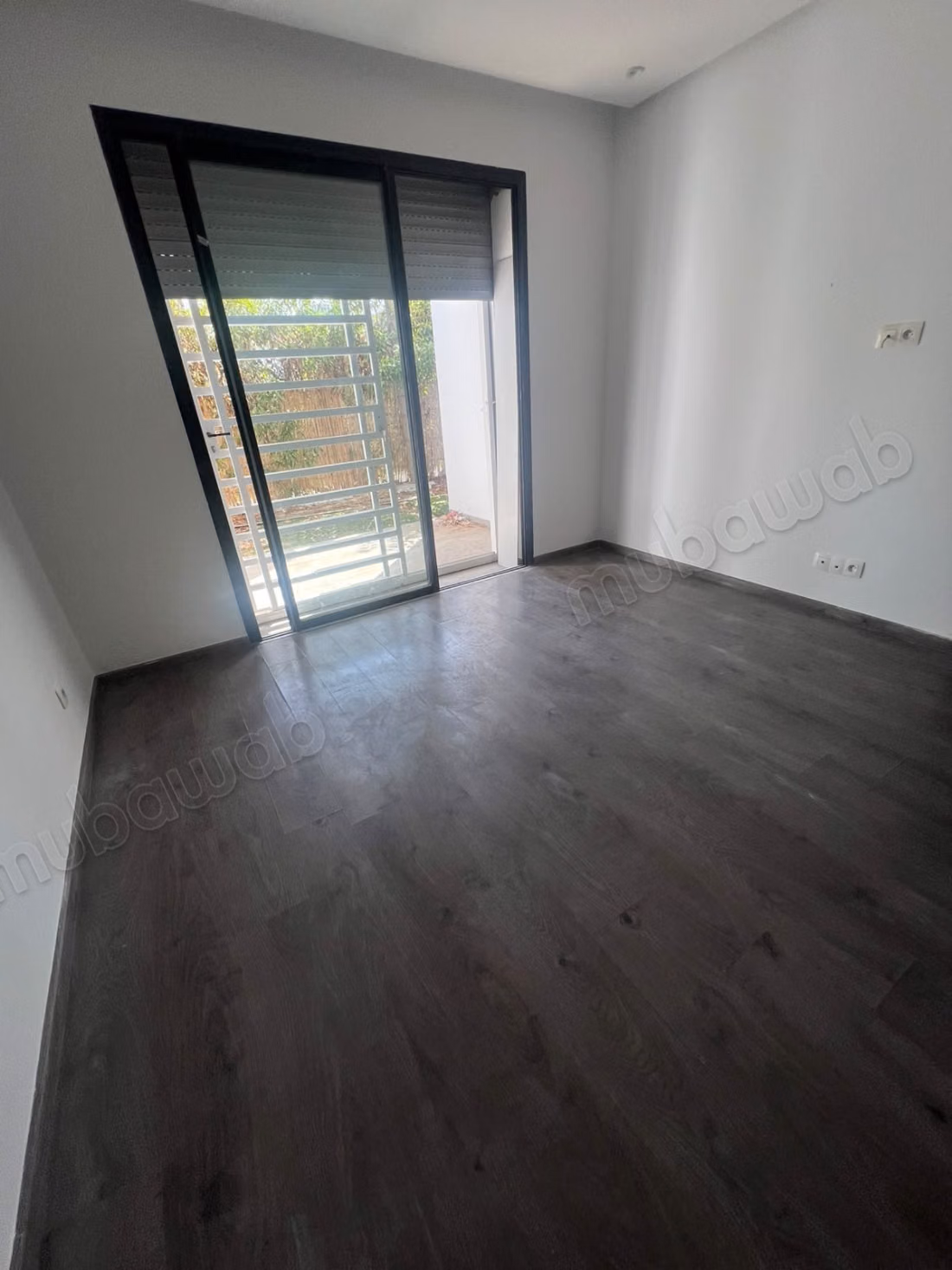 Superbe appartement à louer à Dar Bouazza. 
Superficie 114 m². 
Avec ascenseur et terrasse