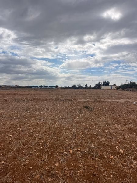 Terrain à vendre à Al Kodia.
Superficie 13700 m²