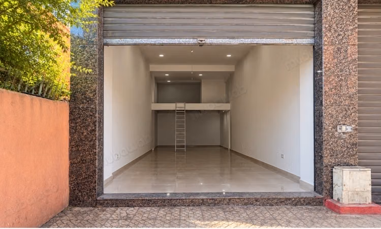 Beau local à vendre à Guéliz. Superficie 46 m². Résidence avec concierge, climatisation générale