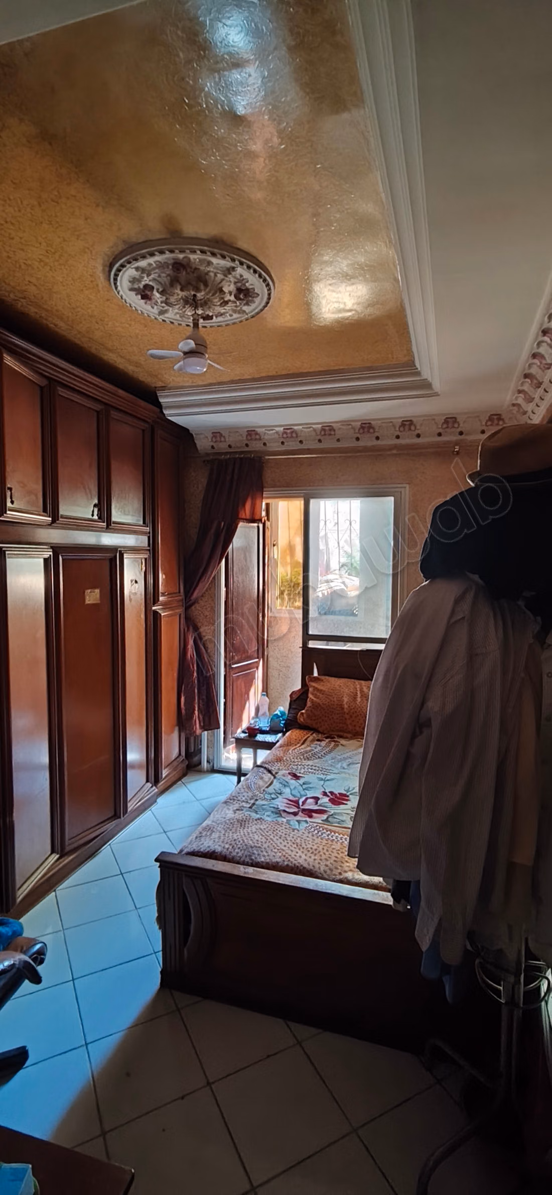 Superbe appartement à vendre à Sidi Moumen. 5 pièces confortables. Salon traditionnel et système d'antenne parabolique