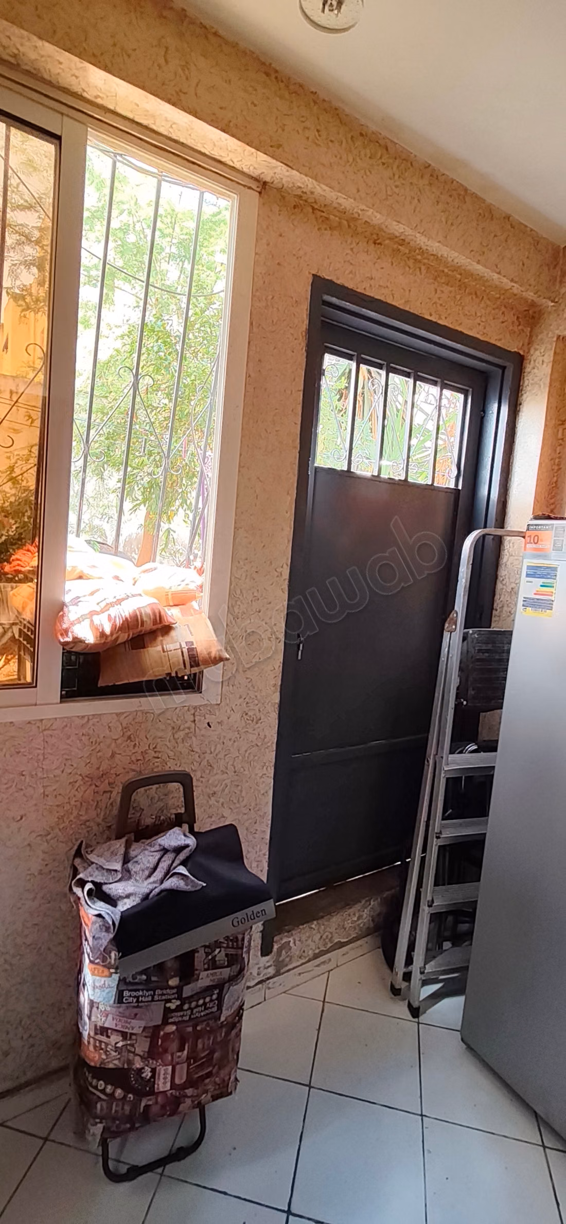 Superbe appartement à vendre à Sidi Moumen. 5 pièces confortables. Salon traditionnel et système d'antenne parabolique
