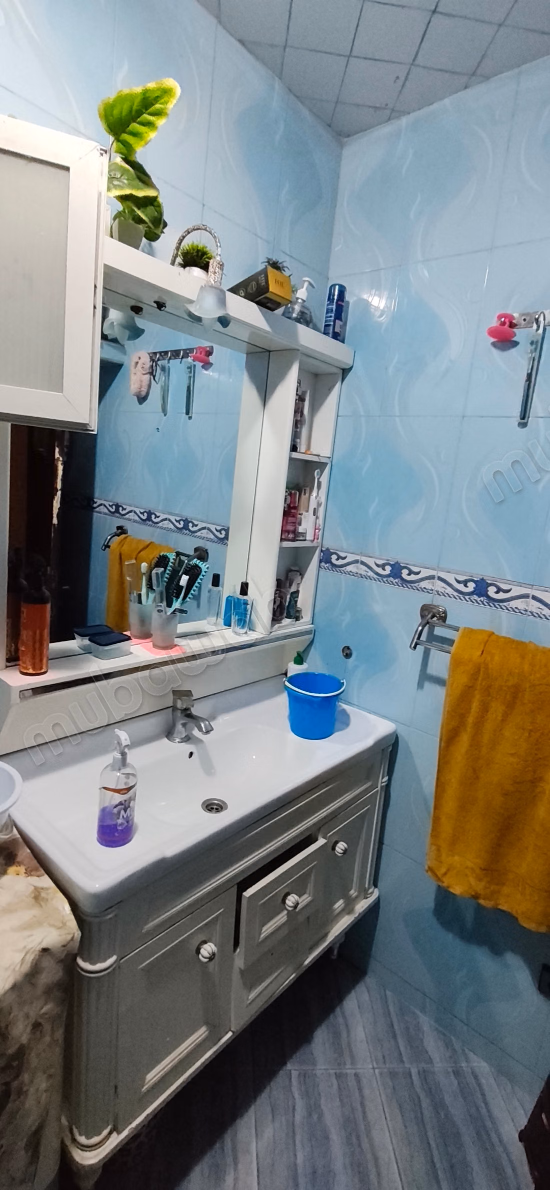 Superbe appartement à vendre à Sidi Moumen. 5 pièces confortables. Salon traditionnel et système d'antenne parabolique