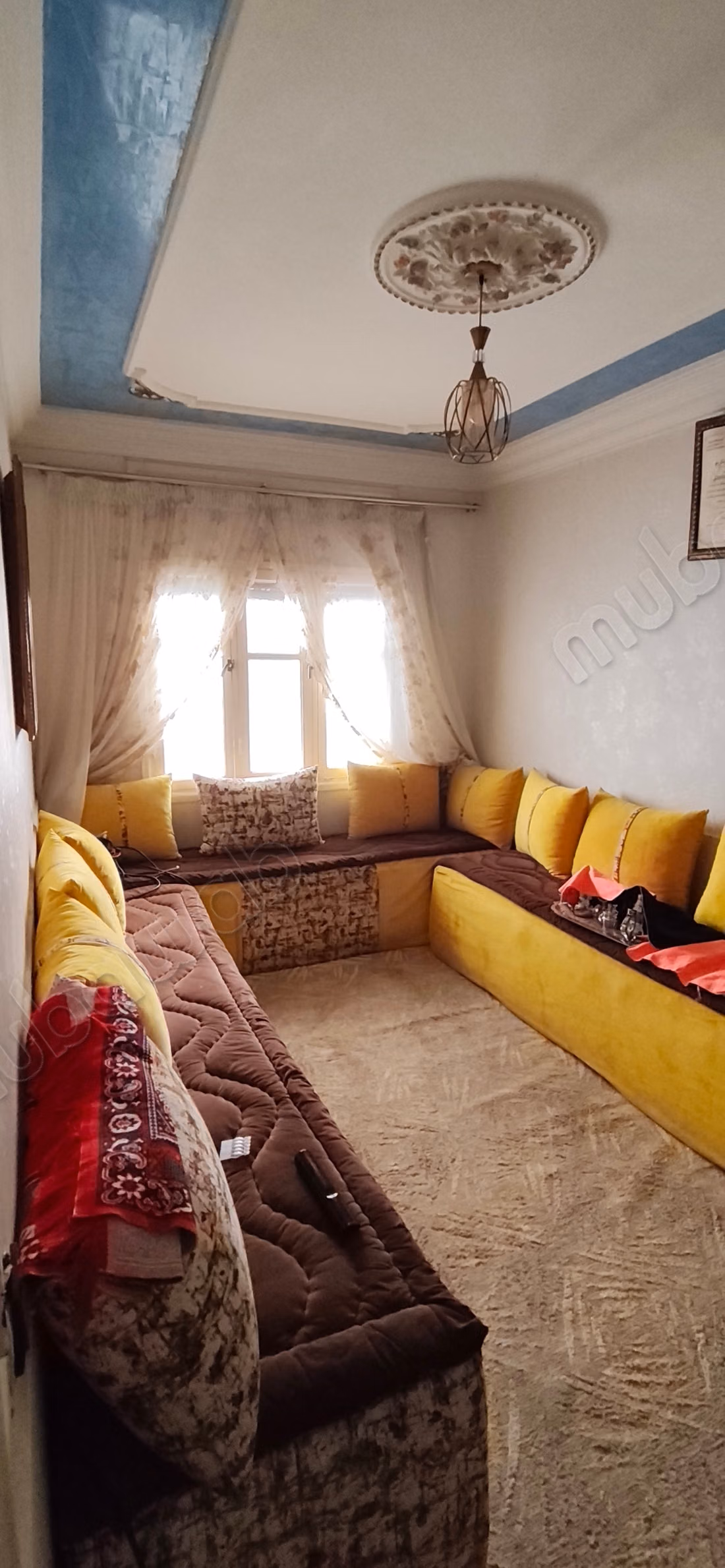 Superbe appartement à vendre à Sidi Moumen. 5 pièces confortables. Salon traditionnel et système d'antenne parabolique