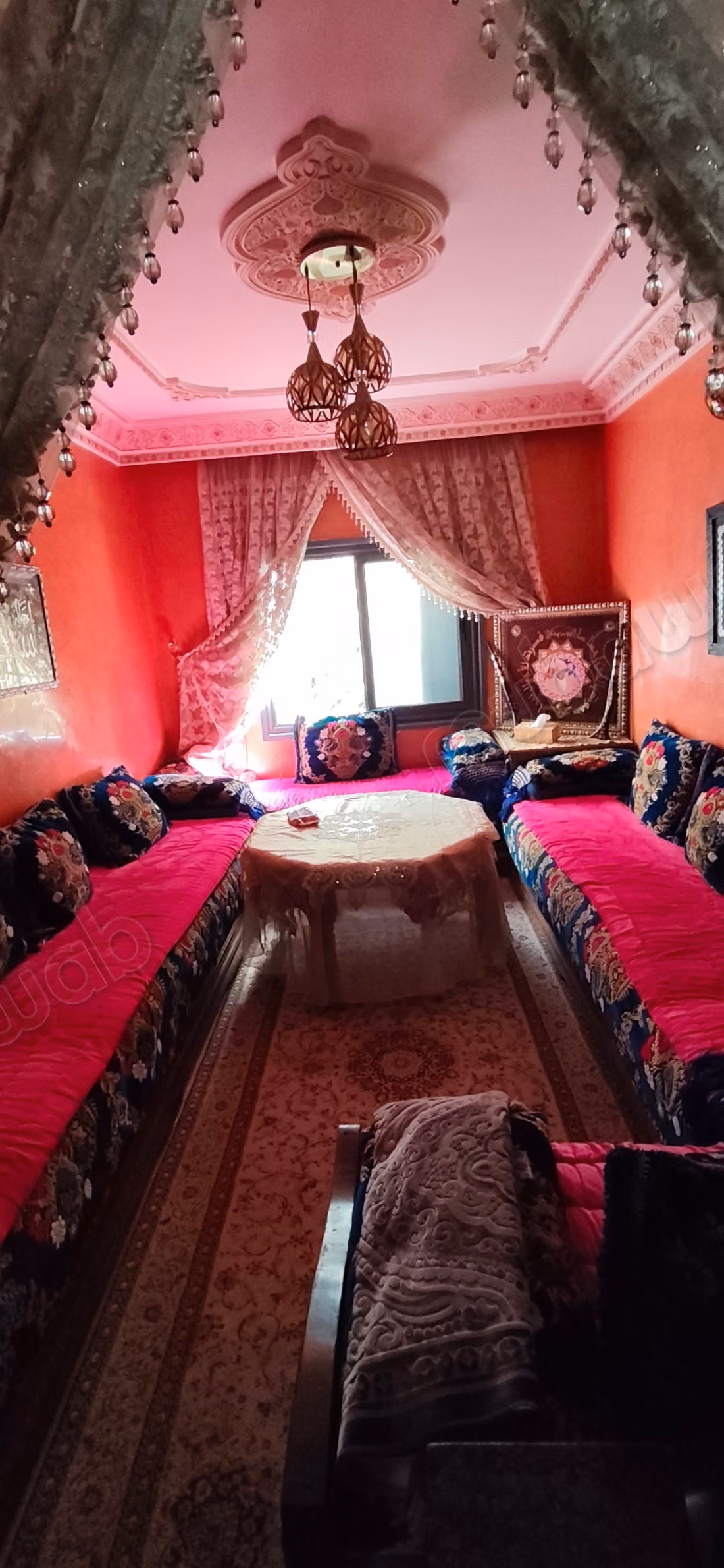 Superbe appartement à vendre à Sidi Moumen. 5 pièces confortables. Salon traditionnel et système d'antenne parabolique