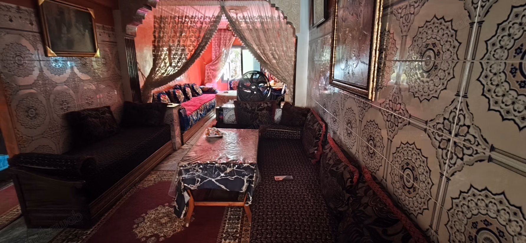 Superbe appartement à vendre à Sidi Moumen. 5 pièces confortables. Salon traditionnel et système d'antenne parabolique