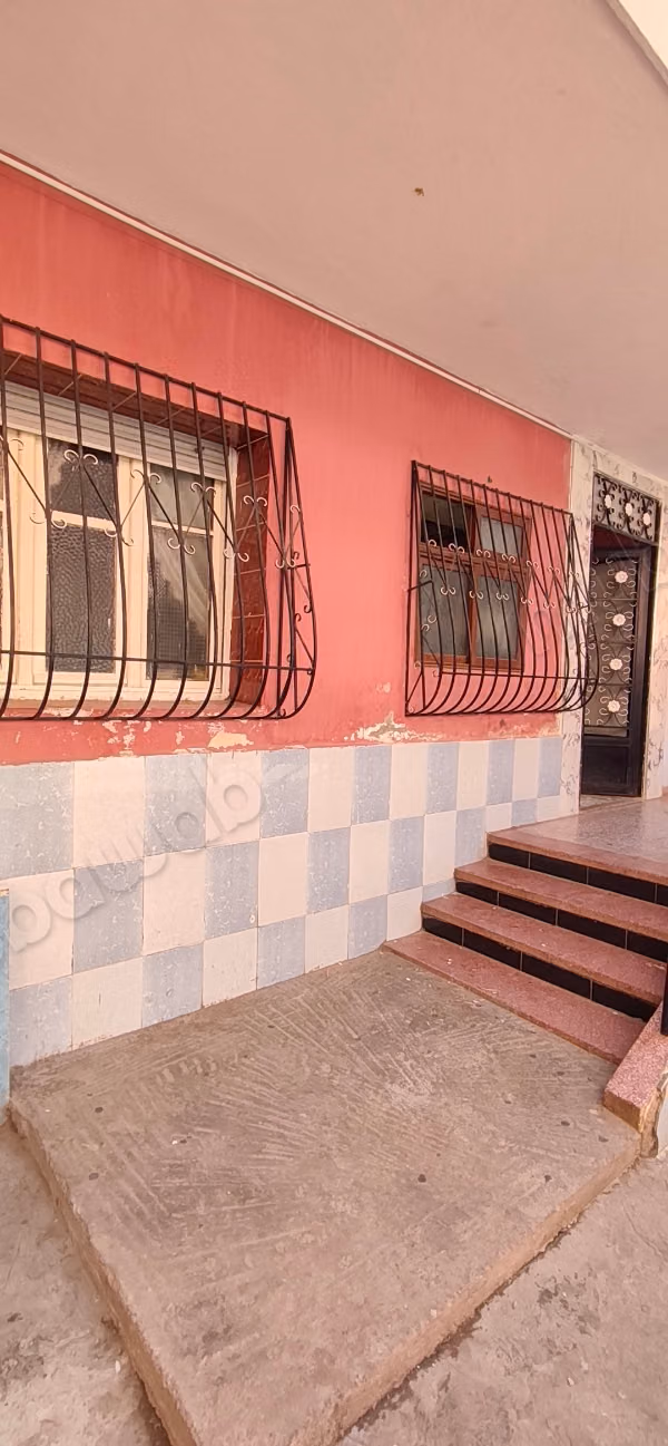 Superbe appartement à vendre à Sidi Moumen. 5 pièces confortables. Salon traditionnel et système d'antenne parabolique