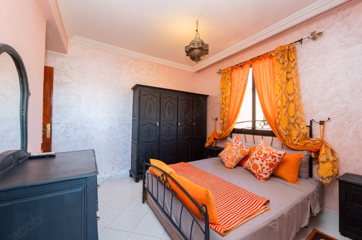 Très bel appartement en location à Route de Fez. 
2 belles chambres. 
Meublé